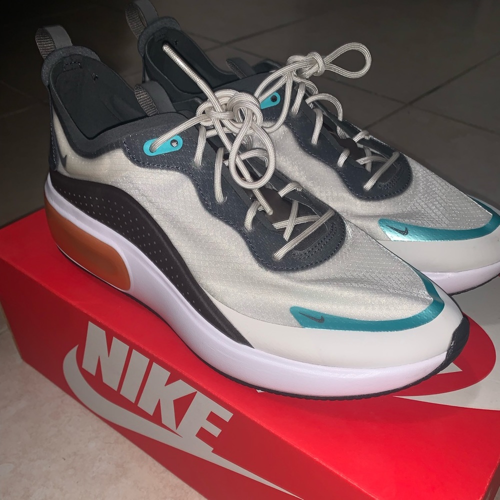 Nike shoes (Size 8.5 women)